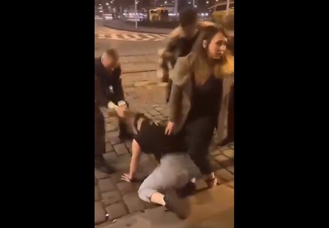 Opilý policejní pár, který napadl na Smíchově několik dívek, obvinila inspekce