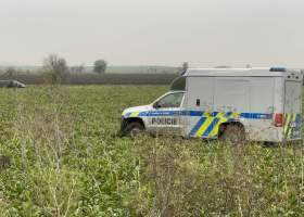 Policejní honička: Řidič chtěl ujet do pole na Nymbursku.