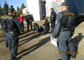 V Benešově zadrželi středočeští celníci migranty, kteří byli ukryti v kamionu