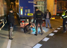 Dva uprchlíky chytili na hranicích Prahy. Skrývali se v řeckém kamionu
