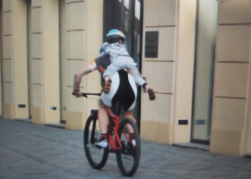 Riskantní jízda na kole. Chlapec visel tátovi kolem krku