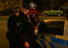 Policisté zadrželi podezřelého muže v Pražských Vršovicích. V potoce plavala mrtvola