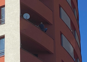 Policista zachránil muže na římse balkonu v pražských Stodůlkách. Nebyl to jediný zásah během dnešního dne