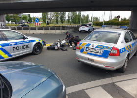 Motorkář zběsile ujížděl, pak motorku položil na zem