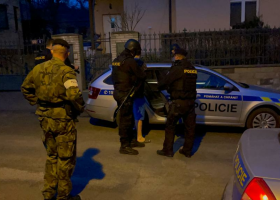 Policie zadržela nebezpečného muže, který se zabarikádoval v bytě v Berouně
