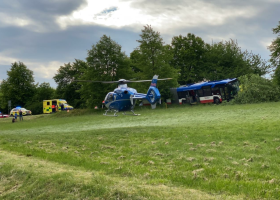 U obce Podolanka se střetl osobák s autobusem, na místo letěl vrtulník