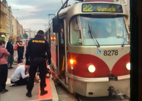 Policisté zachránili chlapečka, který spadl s odrážedlem do tramvajového kolejiště