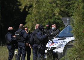 Ve francouzském Nantes pachatel pobodal na služebně policistku. Z místa utekl