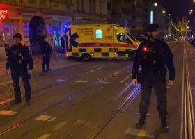 Muž v Praze zmlátil svoji družku. Za pár minut ho přejela tramvaj