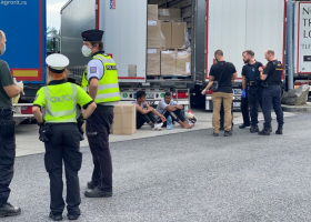 V bulharském kamionu objevili policisté na D5 tři migranty