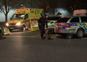 Žena útočila nožem na Zličíně v Praze. Jednu osobu museli záchranáři odvézt do nemocnice