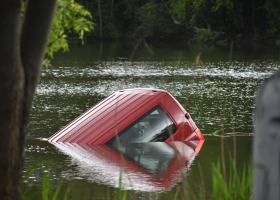 Řidič nezajistil dodávku, ta sjela do rybníka v pražských Kyjích