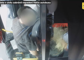 Kriminalista ve volnu zabránil napadení řidiče autobusu, sám pak čelil útoku
