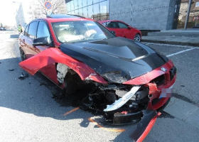 Mladý řidič BMW narazil do aut a srazil několik chodců. Byl pod vlivem drog