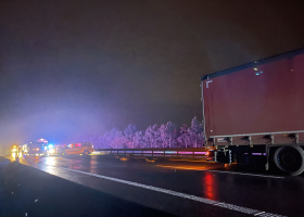 Další smrtelná nehoda na dálnici D11. jen 12 km od té odpolední se třemi kamiony