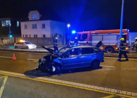 Hromadná nehoda pěti aut, kdy pachatel z místa utekl zablokovala Karlovarskou ulici v Praze