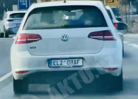 Během jízdy v Běchovicích si řidiči všimli dítěte za zadním sklem auta