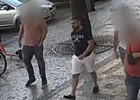 Tento muž brutálně napadl v centru Prahy druhého. Pomůžete ho najít?