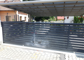 V obci na Benešovsku vybouchl u vrat rodinného domu nástražný výbušný systém. Syn majitelky je podezřelý z podvodů