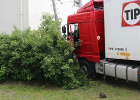 Nehoda dvou kamionů ve Valašském Meziříčí, jeden z řidičů nadýchal 4 promile a druhý srazil důchodkyni