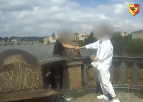 "Pejáci" zachránili v Praze dalšího skokana z mostu, obdiv zaslouží i svědkyně, která muže držela do příjezdu hlídek