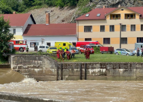 U Českého Šternberka se převrátil raft plný dětí, muž z druhého jim plaval na pomoc, ve vodě zemřel