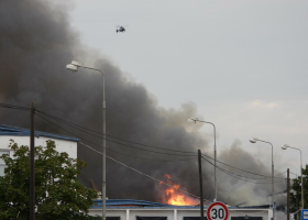 Požár haly v Uhříněvsi, byl vyhlášen třetí stupeň