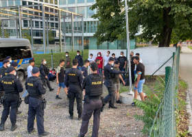 Pražským policistům se podařilo chytit větší počet migrantů. Dodávka s migranty dokonce ujížděla