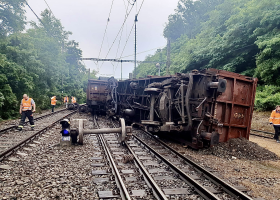 U Kralup vykolejil vlak, provoz na trati je zastaven