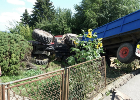 Další tragická nehoda s traktorem. Řidič osobního auta zemřel na Trutnovsku