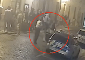 Střelce z plynovky v Praze zajistil policista, který v autě čekal na kolegu