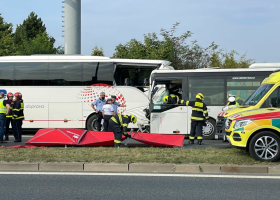 Na pražském Barrandově došlo k vážné nehodě dvou autobusů. Na místě je několik zraněných