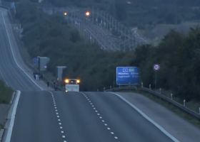 Komando SEK vniklo do autobusu na Bavorské dálnice. Byli v něm rukojmí