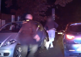 Střelba na Žižkově z policejních zbraní. Pachatel utíkal poté, co ujížděl a naboural několik aut