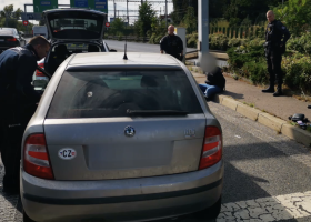 Policisté z pražského Barrandova si chytili neřidiče za volantem kradeného auta pod vlivem drog. Spolujezdce pak museli spoutat