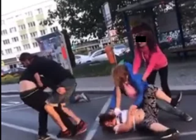Drsná rvačka v Mladé Boleslavi má policejní dohru. Jedna z žen dokonce přišla o vlasy. Policisté museli použít hmaty a chvaty