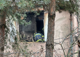 Při požáru domu našli hasiči mrtvou ženu