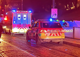 Dva chodce srazilo stříbrné subaru na pražském Újezdě. Pravděpodobně pod kola spadli
