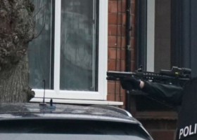 Čtyři dny obléhají policisté v Anglii byt se zabarikádovaným otcem a synem. Otec má asi zbraň