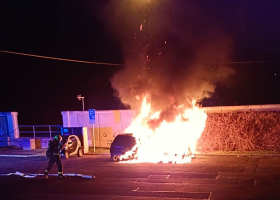 Žhář zapaluje auta na pražské Zbraslavi. Policie po něm pátrá