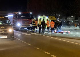 Dva opilé chodce na přechodu srazilo auto. Do Mnichova Hradiště musel záchranářský vrtulník