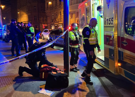 V centru Prahy se čtyři mladíci poprali “na nože”. Dva z nich museli do nemocnice