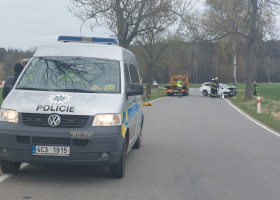 Dvě smrtelné nehody na jihu Čech. Obě auta narazila do stromu. Při jedné dokonce zemřelo dítě