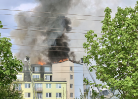 K rozsáhlému požáru bytu na Chodově v Praze vyjela desítka hasičů. Škoda bude ke stovce milionů korun
