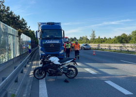 Dva motorkáři dnes zemřeli při dopravních nehodách. Jeden v Dačicích a druhý na D8