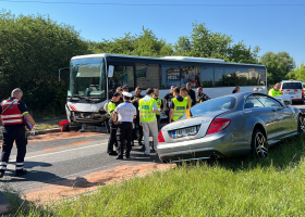 V pražské Hostivaři havaroval autobus s dětmi