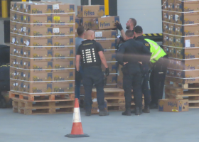 Policie zabavila kokain v krabicích od banánů. Policie uvedla, že ho je za dvě miliardy