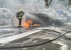 Někdo na pražském sídlišti úmyslně zapálil pět aut. Rozjíždí se vyšetřovaní.