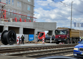 Vážná nehoda na Kolbenově v Praze, nákladní auto zranilo čtyři dělníky. Byli na korbě