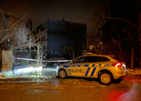 V areálu bývalé Jílovské nemocnice zemřela mladistvá dívka. Policie na místě případ vyšetřuje